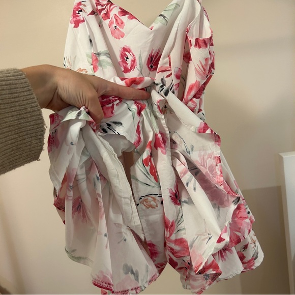 Soft and feminine floral elegant, dainty romper from Ally Fashion size large/14 - Picture 7 of 10